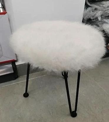 Na prodaju: Čupava hoklica sa metalnim nogarama ✨ Elegantna i udobna