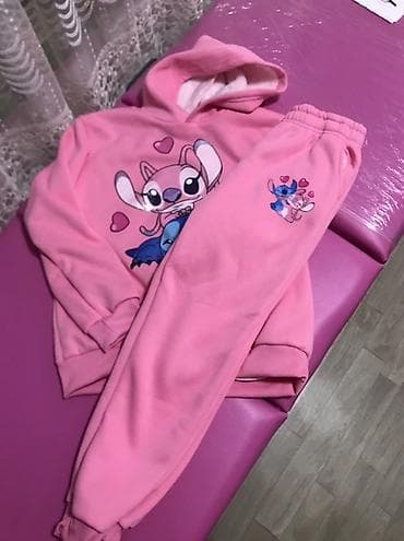 moderna decija garderoba: Roze komplet trenerke za decu sa kapuljačom i printom crtanih likova — 3