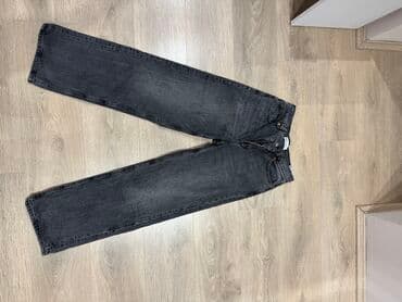 pantalone sa dubokim strukom: Zara farmerice
Velicina 34
Dobro ocuvane, nosene par puta — 1