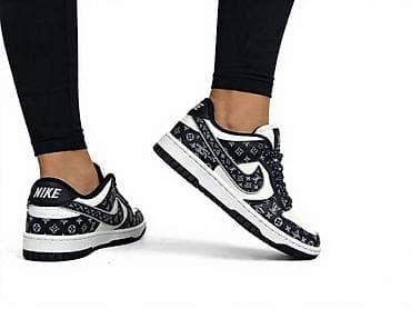 Patike niskog profila sa šarama monograma, crno‑bele boje. Gornjište