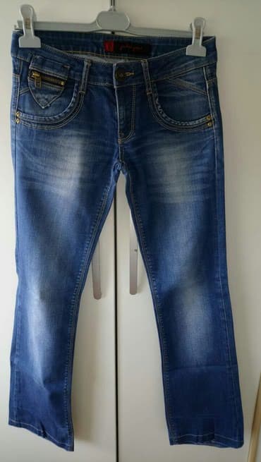 pantalone od vestacke koze: Farmerke plitak struk
Veličina 28
Cena 300 din — 4