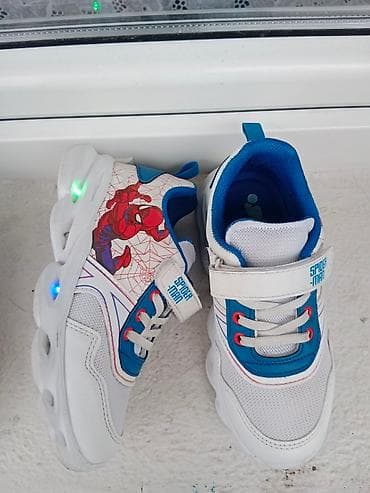 Spiderman marvel svetleće patike za dečake nošene 2 puta kao nove !