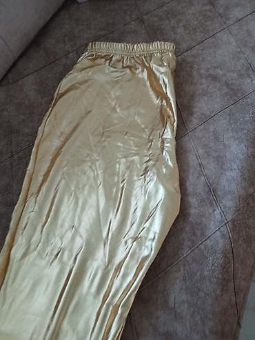 led sat: Zlatne pantalone sa sjajem - Model: duge pantalone ravnog kroja - — 2