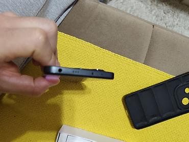 nokia polovni telefoni: Telefon – crna boja, ravan okvir, tasteri za jačinu zvuka i napajanje — 2