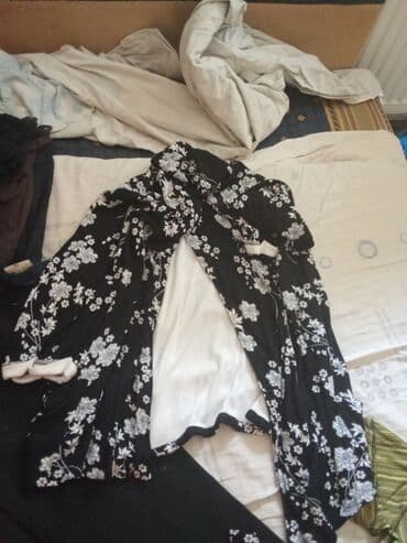 nike tech fleece m: Široke pantalone sa cvetnim dezenom u crnoj boji sa belim cvetovima — 1