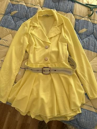 Haljine: Ženski žuti kombinezon sa kaišem - Model: šorc/suknja sa reverima i — 1