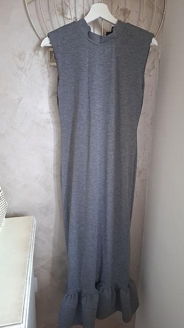max patike: Siva duga haljina bez rukava - Model: ravna silueta sa diskretnim — 1