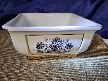 Cinija nova porcelanska 1999g.Rucno oslikana pa glazirana. Lux