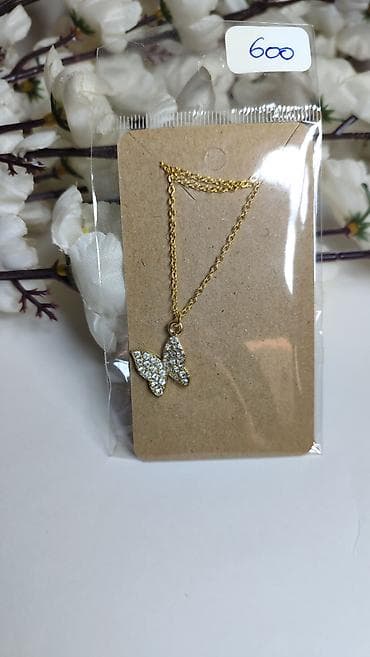 prsten sa velikim kamenom: Zlatni lančić sa priveskom leptira ukrašenim sitnim, blistavim — 2