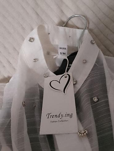 Venčanice i aksesoari: Elegantna bela haljina košulja-kroja sa sjajnim detaljima. - — 9