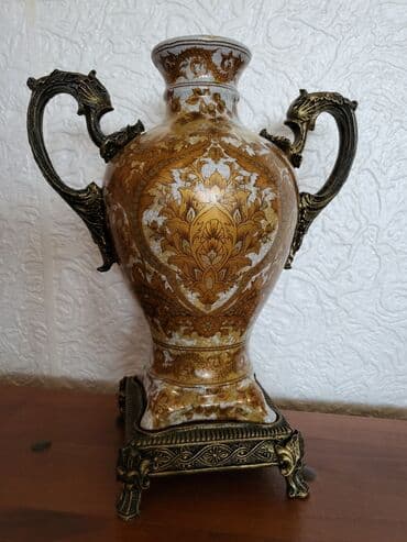 vaza sa cvecem crtez: Vaza nova iz 50ih god. porcelan,neka vrsta legure. rucni rad — 10