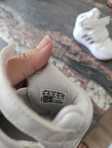 bmw auto za decu: Na prodaju Adidas patike za devojčice, broj 22. Patike su nošene — 5