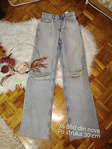 Ženske farmerke ravnog kroja, svetlo ispranog denima sa poderotinama