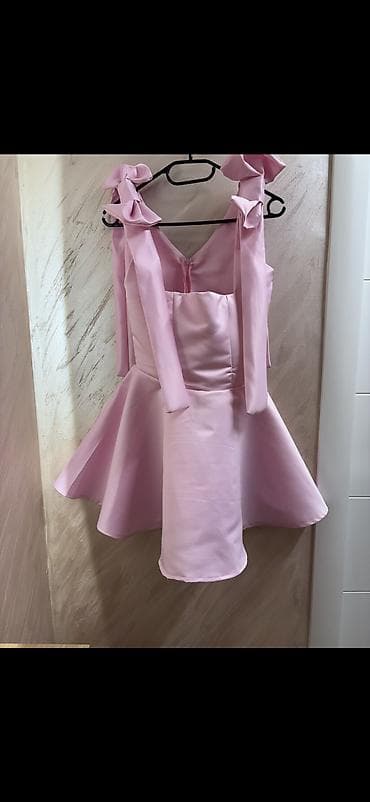 Prodaje se elegantna svečana haljina u нежно roze boji, sa dva na lalafo.rs Prodaje se elegantna svečana haljina u нежно roze boji, sa dva