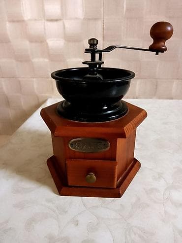 Ručni mlin za kafu – retro/klasični dizajn - Materijal: drveno