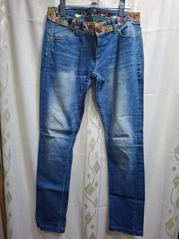 Pantalone, Farmerke, Šortsevi: Ženske farmerke 1) Plave farmerke sa šarenim detaljima - Klasičan — 2