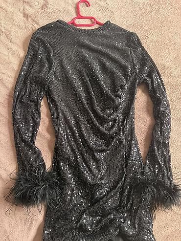 Crna mini haljina sa šljokicama i perjem na rukavima - Materijal
