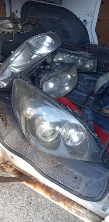 delovi cat: Predmet: Auto farovi – više komada Opis: - Više komada prednjih — 1