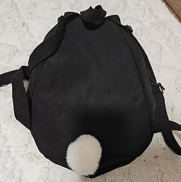 Shirts: Crni ranac “Rabbit” sa detaljima zečića. - Dizajn: dve velike 3D — 2