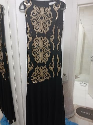 svecane haljine sabac: Elegantna duga crna haljina bez rukava sa bogatim zlatnim — 3