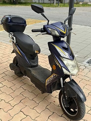 Motorcycles & Scooters: Skuter Lofty – gradski skuter 50cc klase - Boja: tamnoplava sa žutim — 1