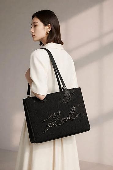 rucni prtljag torba: Elegantna crna tote torba sa potpisom “Karl” - Prostran pravougaoni — 1
