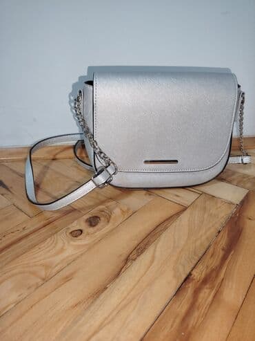 mali rancevi: Srebrna crossbody torbica - Elegantan polumesec dizajn sa preklopom - — 2