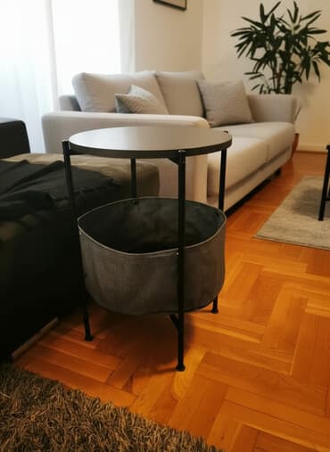 dnevni boravak stolovi: Pomoćni stočić sa ugrađenom korpom za odlaganje - Moderan okrugli sto — 2