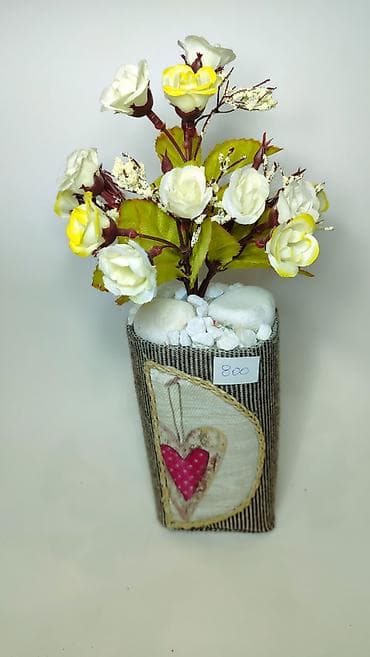 cebe sa kapuljacom: Dekorativna aranžirana veštačka cvetna kompozicija u saksiji. - — 5