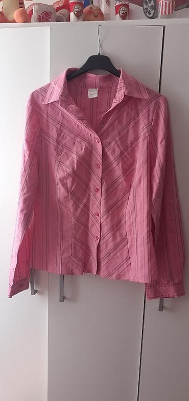 Ženska košulja na dugmad, roze boje sa diskretnim prugastim dezenom u