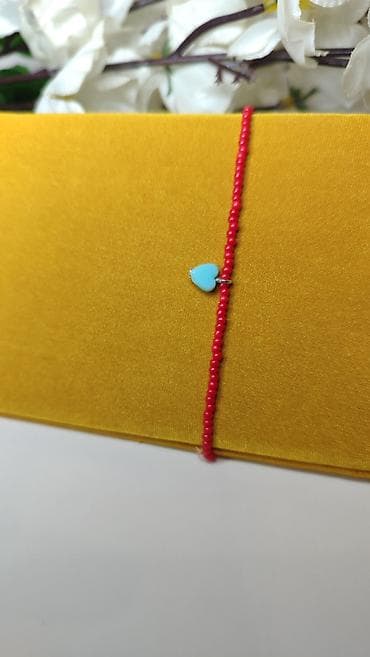 Narukvica od sitnih perlica – crvena sa priveskom srce - Ručno nizana na lalafo.rs Narukvica od sitnih perlica – crvena sa priveskom srce - Ručno nizana