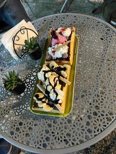 staklene cinije za voce: Beližava poslastičarnica nudi bogato dekorisane vafle i bubble waffle — 3