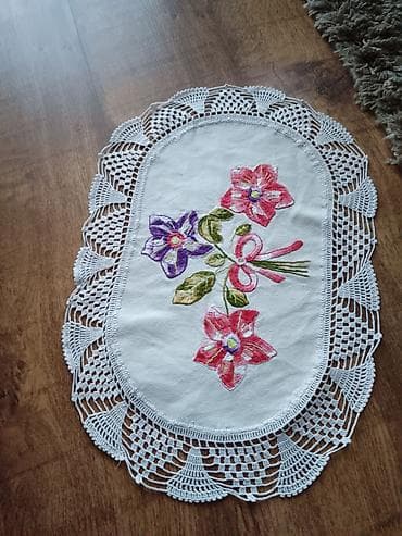 drveni sto sa klupama: Ručno rađeni heklani miljei sa vezenim cvetnim motivima - Set — 5