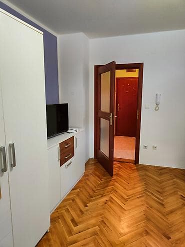 Izdaje se nameštena garsonjera od 24 kvadrata na Novoj Detelinari u