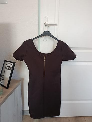 mona torbe bez: Kratka ženska haljina, telo-kroj (bodycon), u tamno braon boji. - — 2