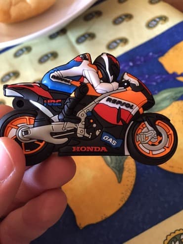 zvucnici za kafice: USB Flash 64 GB - HONDA Prelep USB 2.0 stik od 64 GB. Kapacitet je — 6