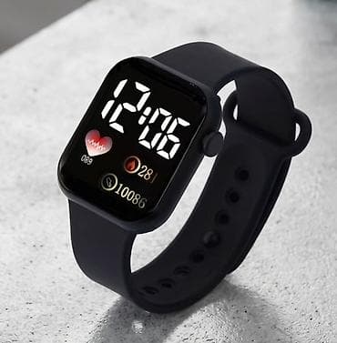 Pametni sat sa pravougaonom ekranom i silikonskom narukvicom. Ključne