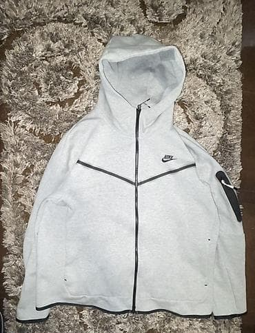 Nike sportska dukserica sa kapuljačom – Tech Fleece stil - Model