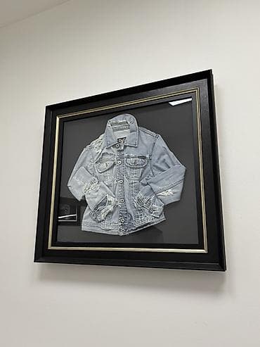 ceca stepic namestaj: Cena uključuje: -Pult, stolica za pult -3 slike -3 velika štendera — 7