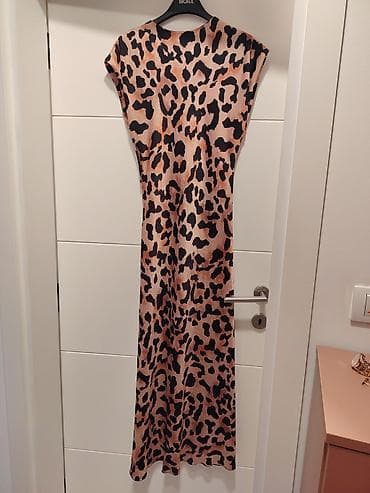 Haljine: Maksi haljina sa leopard printom marke Mona. Haljina ima kratke rukave — 10