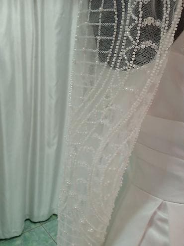 svecane haljine slike: Elegantna duga bela haljina sa kvadratnim izrezom i providnim dugim — 4