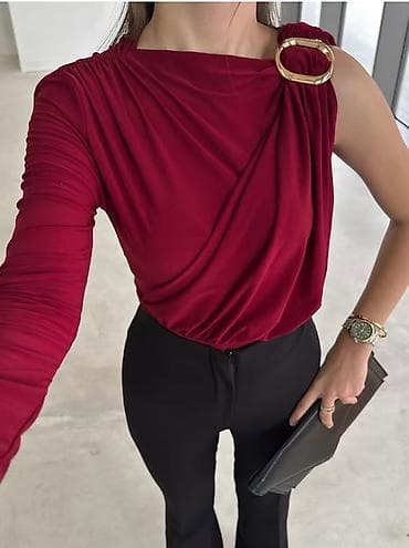 Elegantna ženska bluza sa asimetričnim dizajnom i jednom dugom