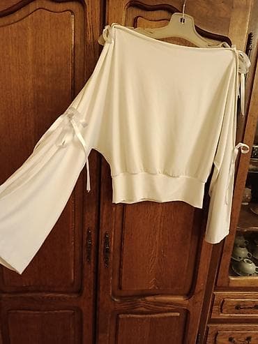 gleznjace kozne: Bela ženska bluza sa širokim krojem i dekorativnim detaljima. - Model — 1
