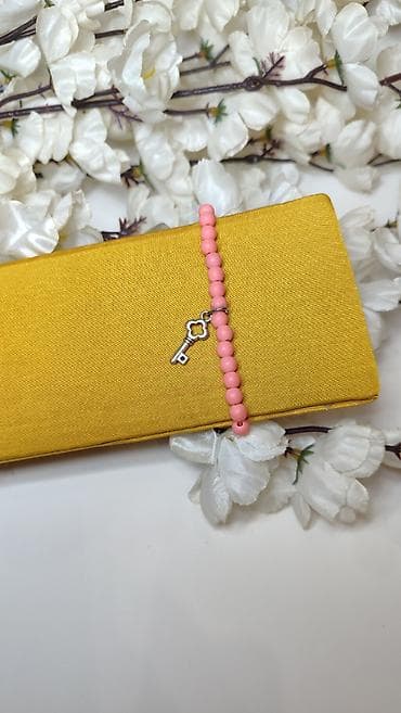 dzepni sat cena: Narukvica sa perlama i priveškom ključa - Delikatna narukvica od — 3