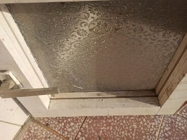 Prozori: Mali prozor bez okvira, sa duplim staklom, ali drugo staklo nedostaje — 6