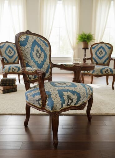 Stilske garniture: Set salonskih komada u klasičnom stilu: dve fotelje i okrugli pomoćni