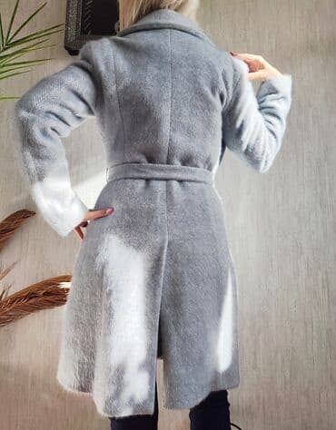 M, Sa postavom — 4