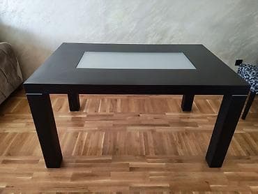 Trpezarijski sto za 6 stolica. Materijal stola: drvo, tamno braon