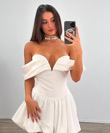 Blazers: Koktel mini haljina sa otvorenim ramenima i srcolikim dekolteom. Struk — 2