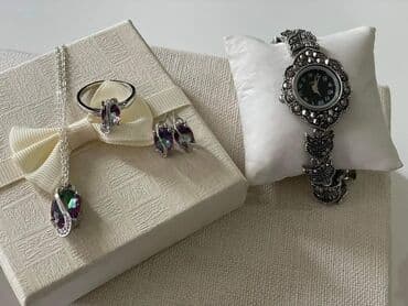 srebrni komplet nakita: Komplet nakita sa kutijom
Cena 2000din — 9